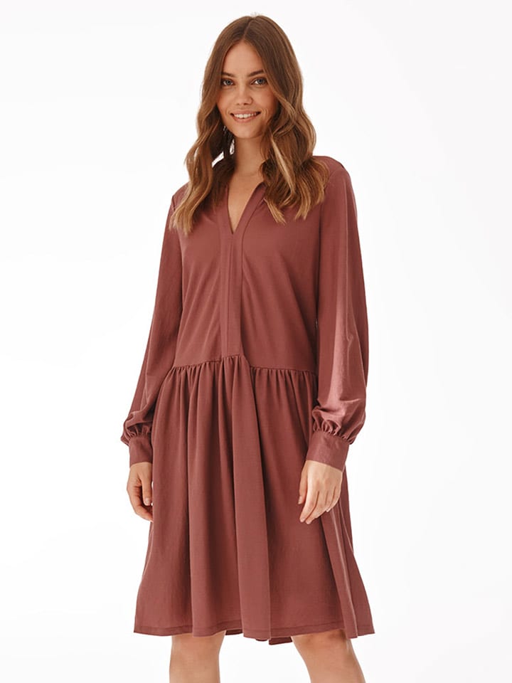 Sukienka w kolorze brązowym