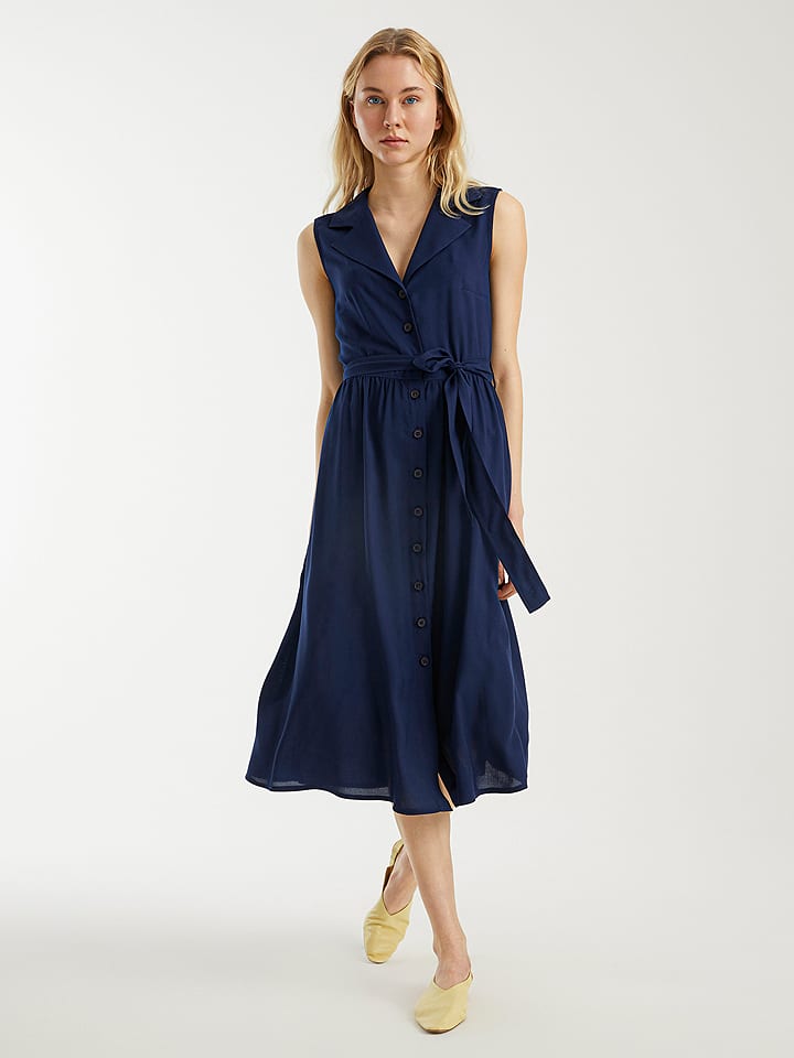 Sukienka w kolorze granatowym