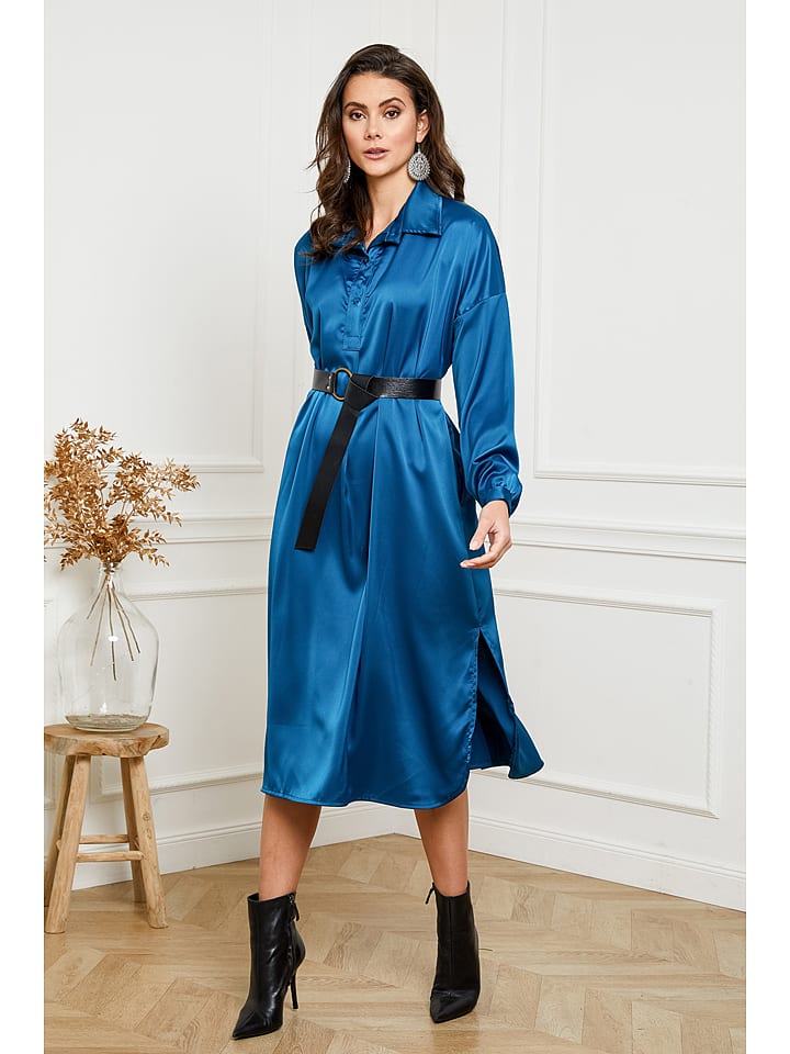 Sukienka w kolorze niebieskim