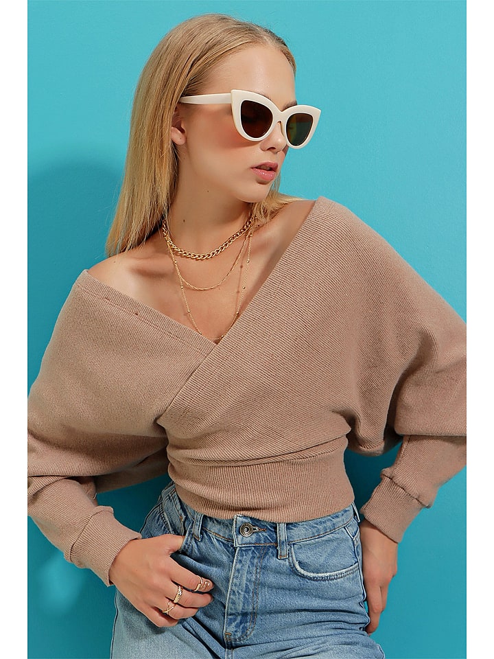 Sweter w kolorze beżowym