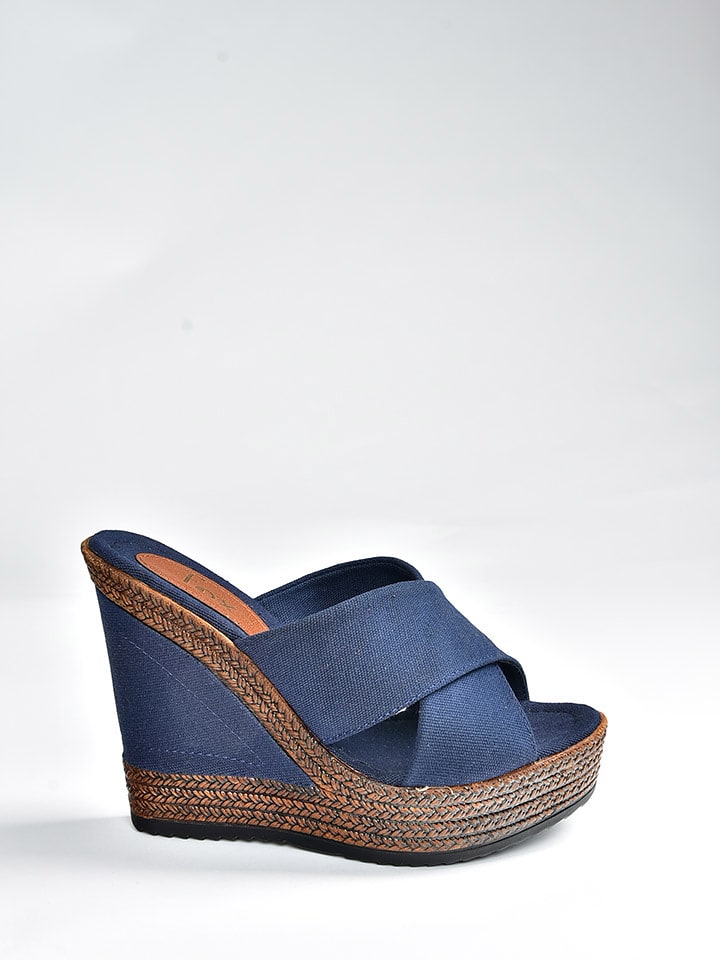 Klapki w kolorze granatowym