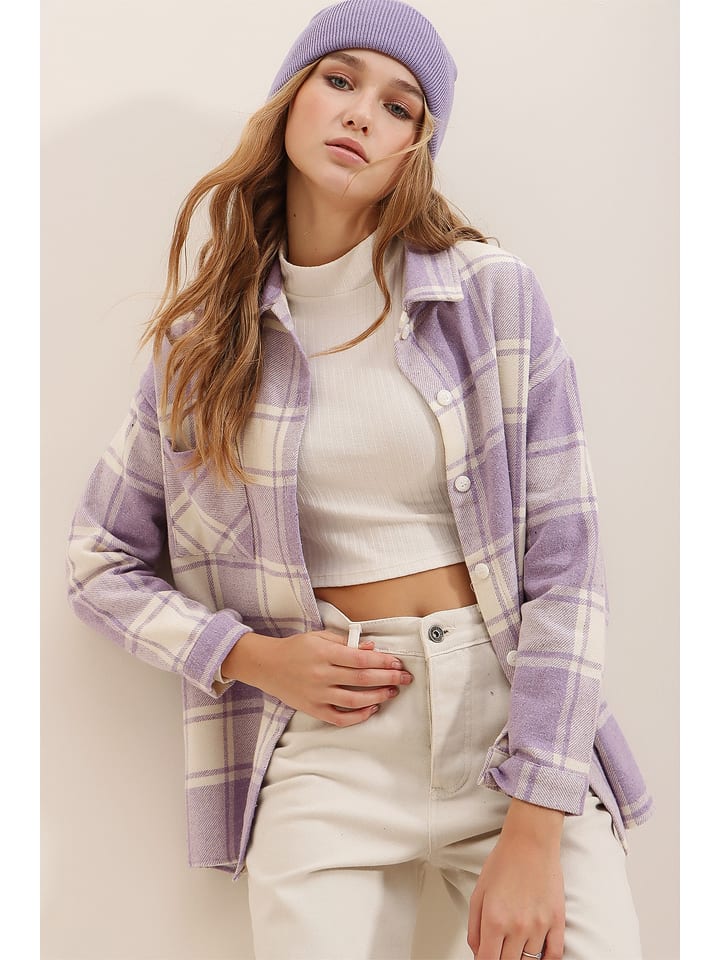 Chezalou Koszula w kolorze lawendowym rozmiar: M