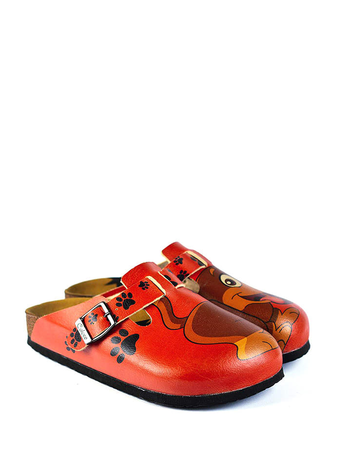 Chodaki w kolorze czerwonym ze wzorem