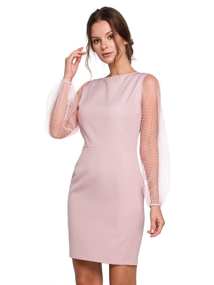 Sukienka w kolorze jasnoróżowym