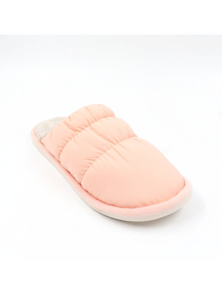 Kapcie w kolorze brzoskwiniowym