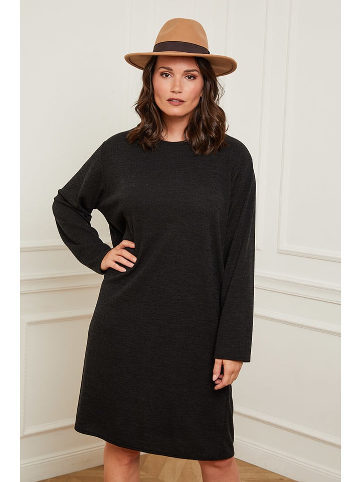 Sukienka w kolorze czarnym