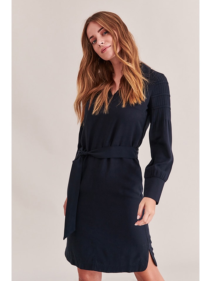 Sukienka w kolorze granatowym