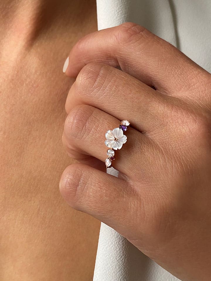 Les Petites Précieuses Pozłacany pierścionek z masą perłową i cyrkoniami rozmiar: 54