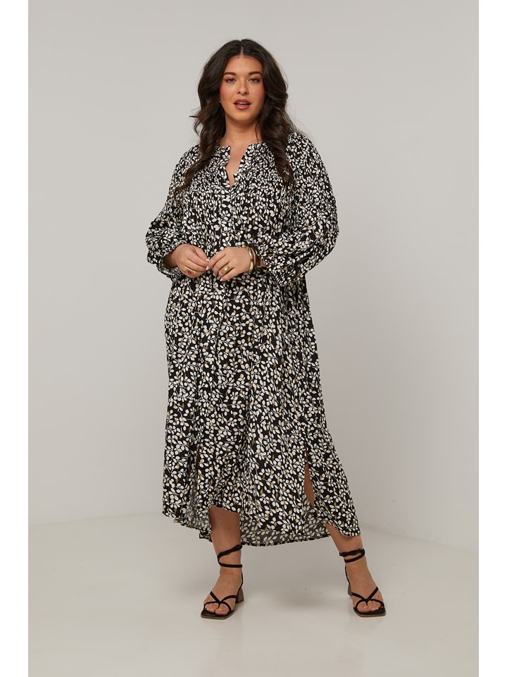 Curvy Lady Sukienka w kolorze czarnym rozmiar: 44/46