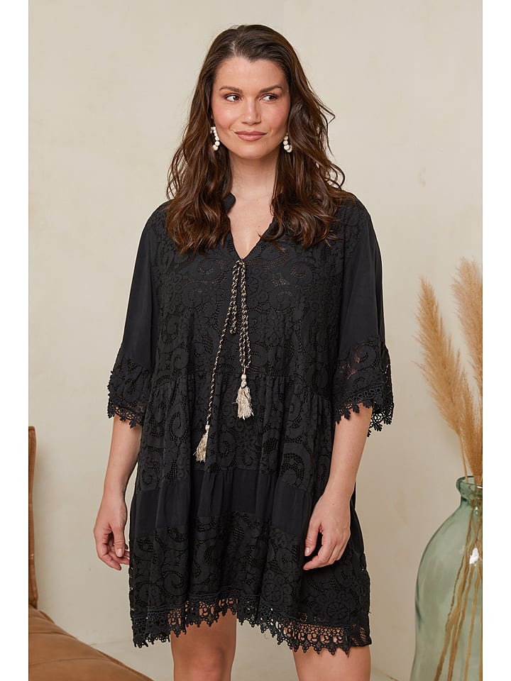 Curvy Lady Sukienka w kolorze czarnym rozmiar: 40/42