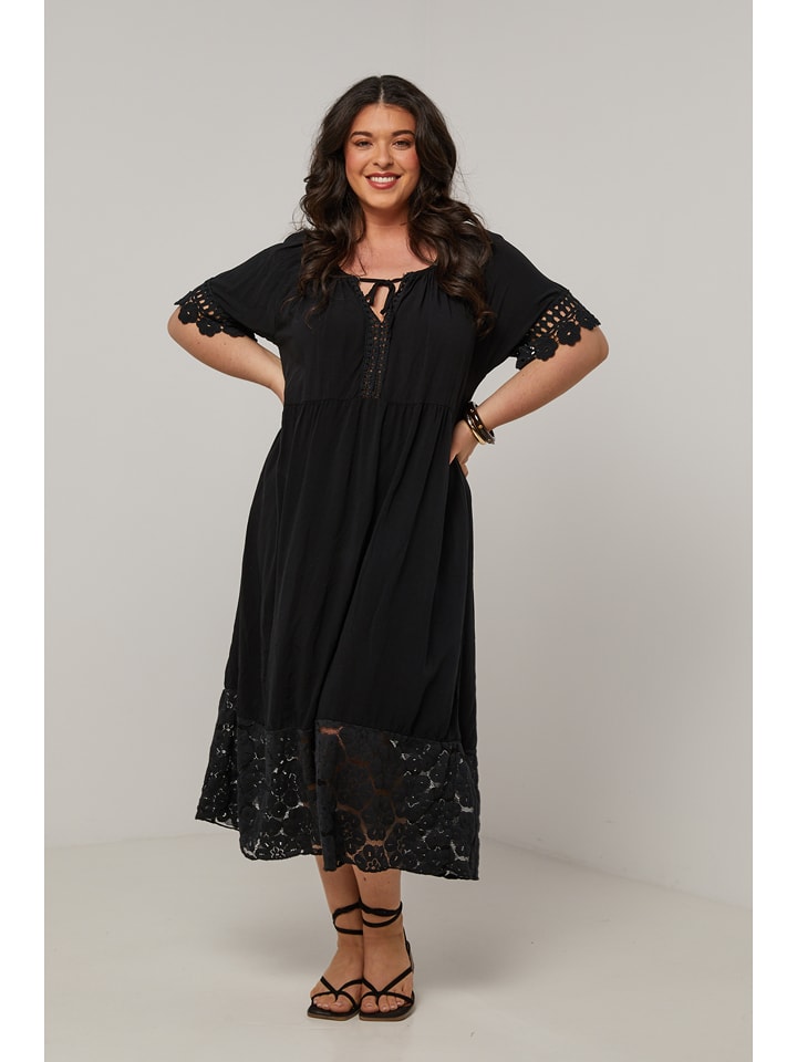 Curvy Lady Sukienka w kolorze czarnym rozmiar: 44/46