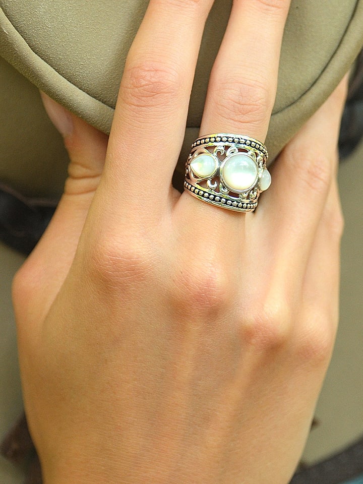 AMAZONIA Srebrny pierścionek "Kolo" z masą perłową rozmiar: 50