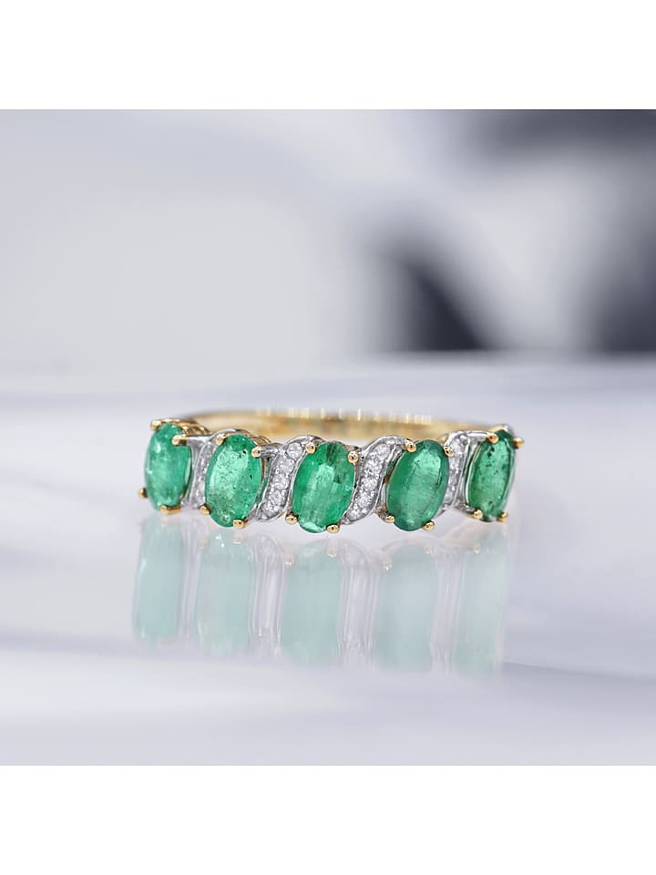 DIAMOND & CO Złoty pierścionek "Sambava" z diamentami i szmaragdami rozmiar: 58