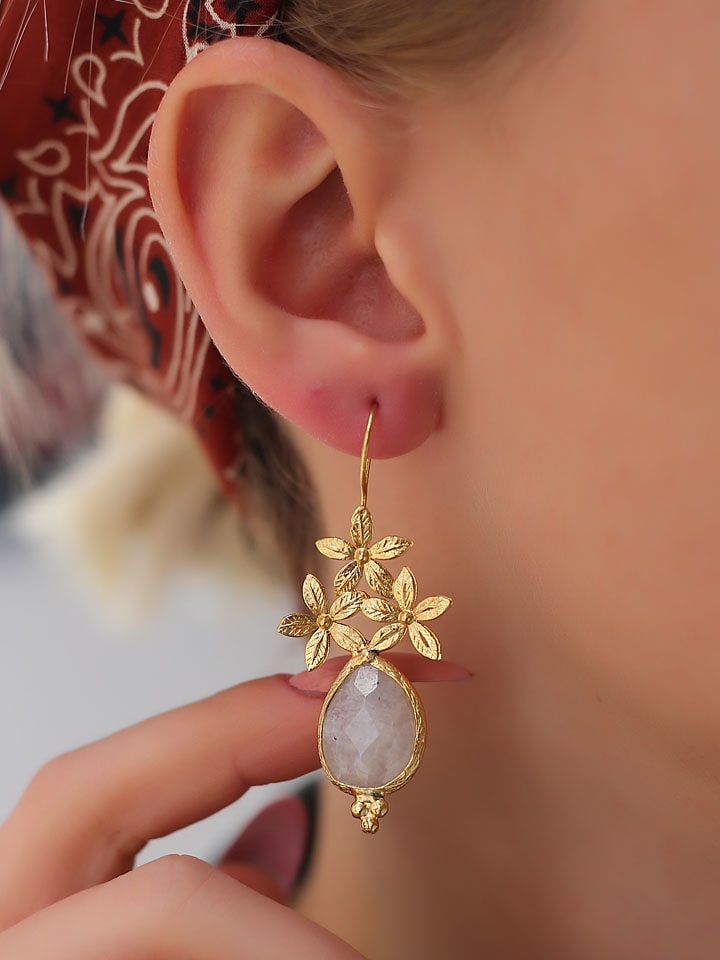 L'Atelier de Gaia Pozłacane kolczyki z kamieniami księżycowymi rozmiar: onesize