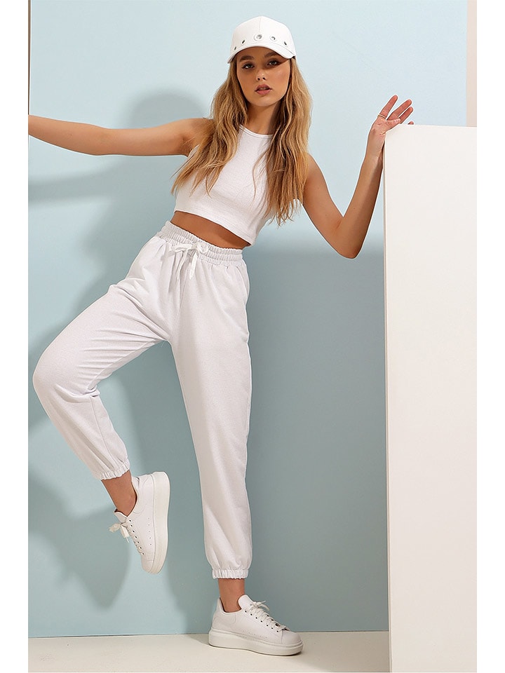 Happiness Istanbul Spodnie dresowe w kolorze kremowym rozmiar: XL