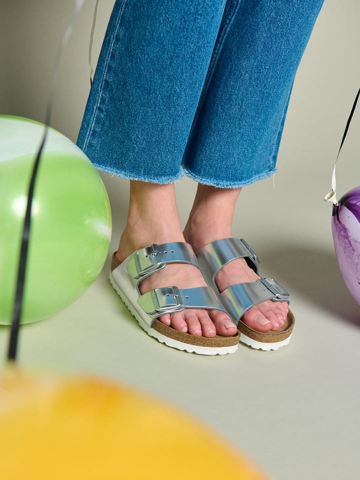 Birkenstock Skórzane klapki "Arizona" w kolorze srebrnym rozmiar: 37