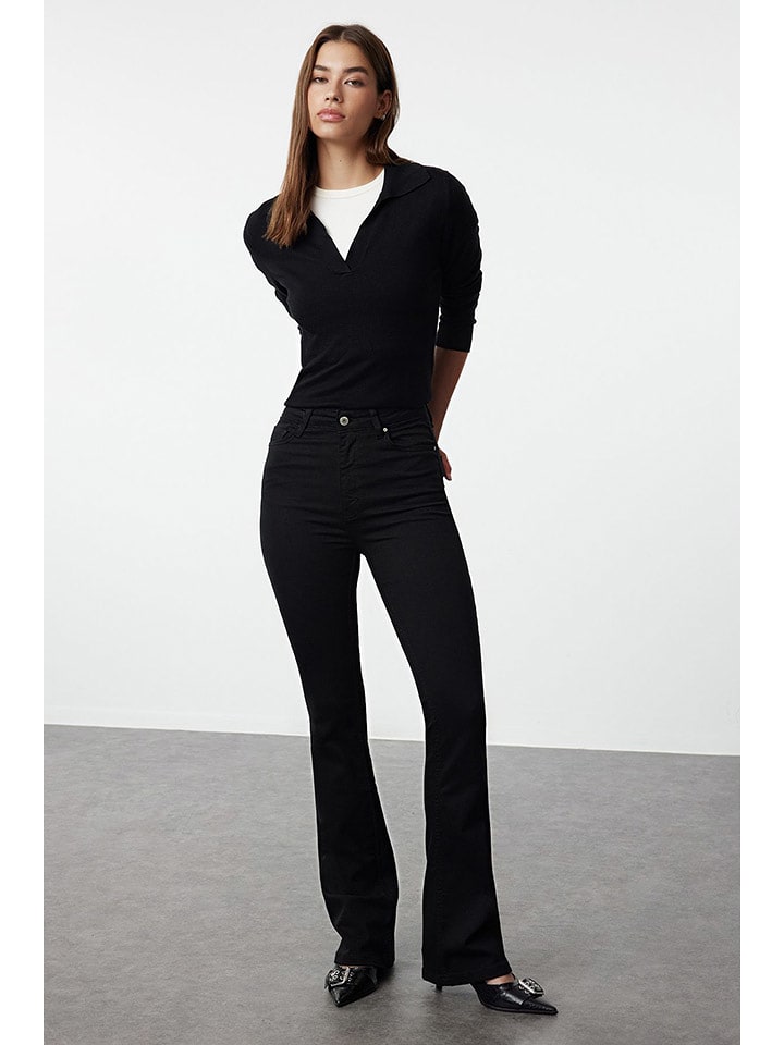 trendyol Dżinsy - Flare fit - w kolorze czarnym rozmiar: 38