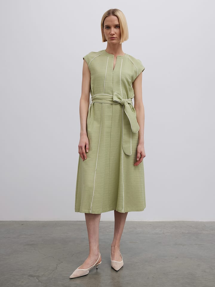 BGN Sukienka w kolorze khaki rozmiar: 38