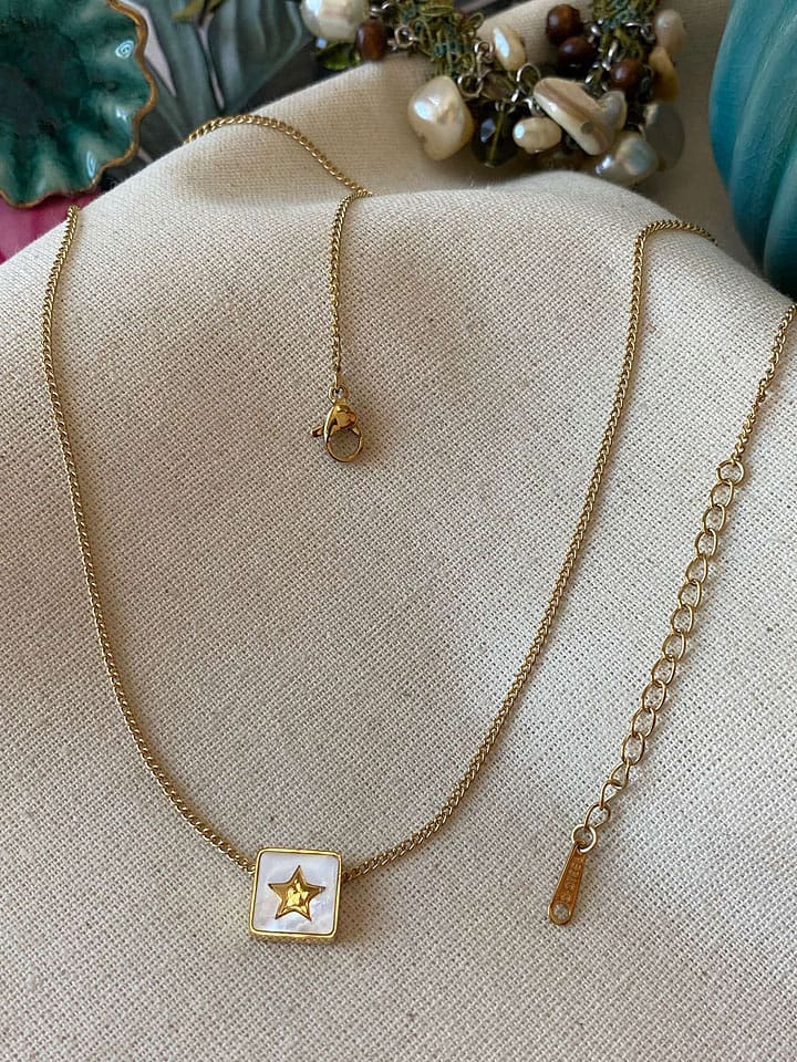 Luseera Pozłacany naszyjnik z elementem ozdobnym - dł. 45 cm rozmiar: onesize