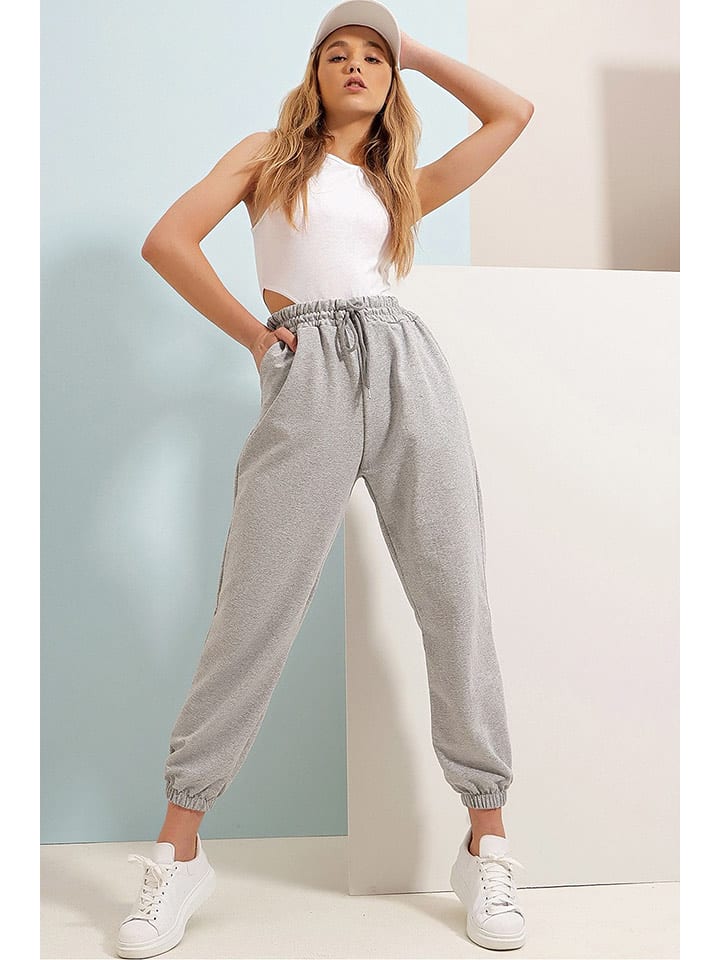 trendyol Spodnie dresowe w kolorze jasnoszarym rozmiar: S
