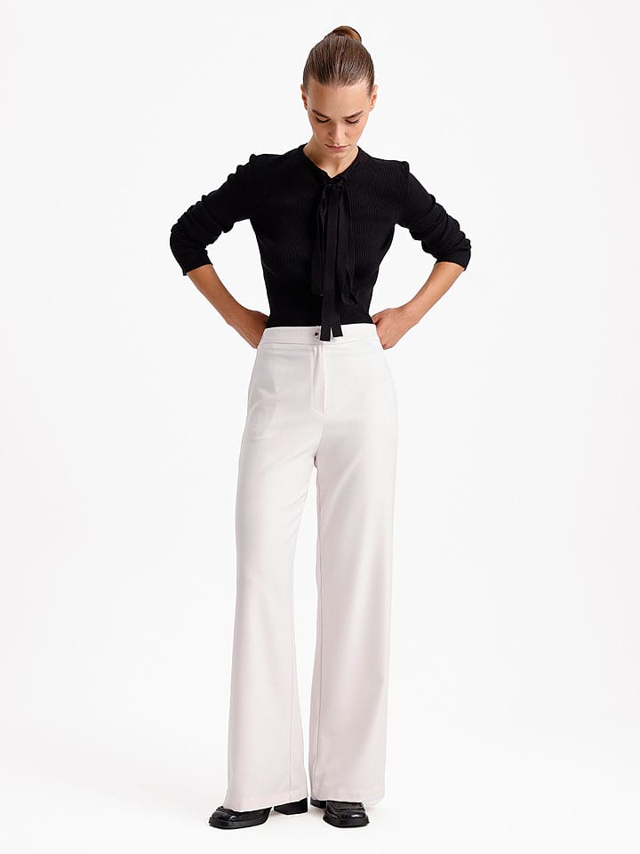 BGN Spodnie w kolorze białym rozmiar: 36