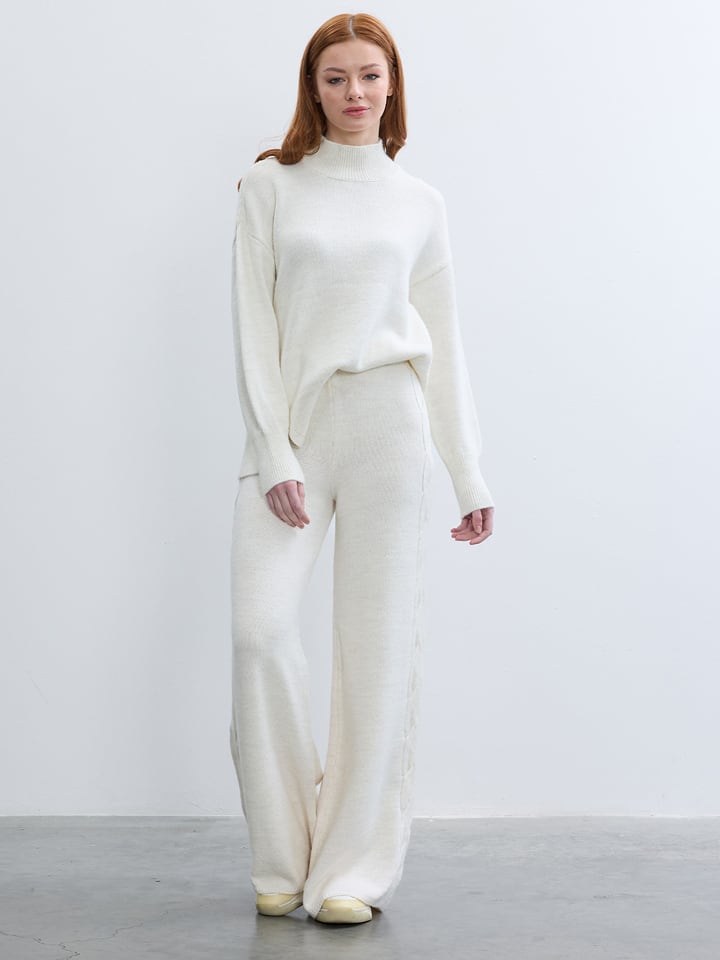 BGN Spodnie w kolorze kremowym rozmiar: 38