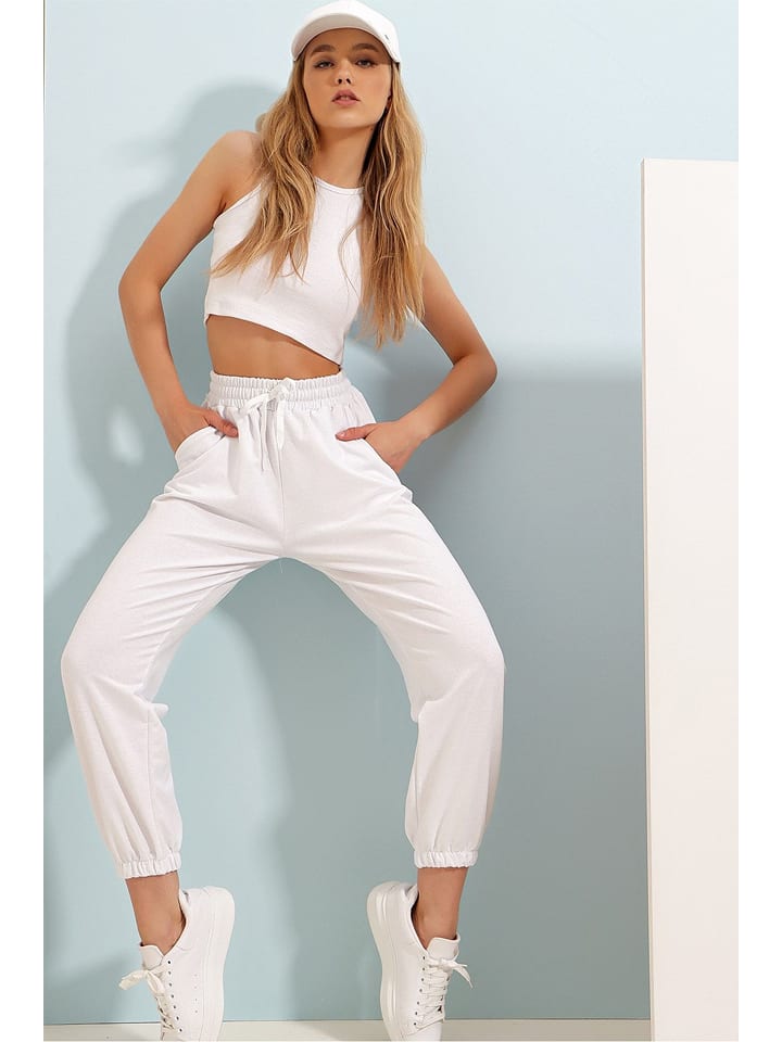 Happiness Istanbul Spodnie dresowe w kolorze kremowym rozmiar: XL