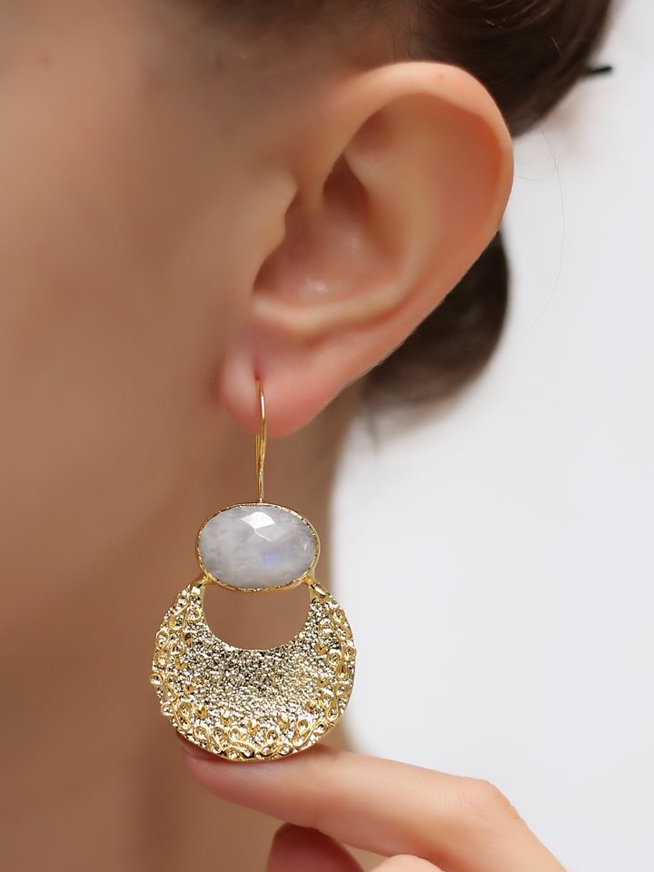 L'Atelier de Gaia Pozłacane kolczyki z kamieniem księżycowym rozmiar: onesize