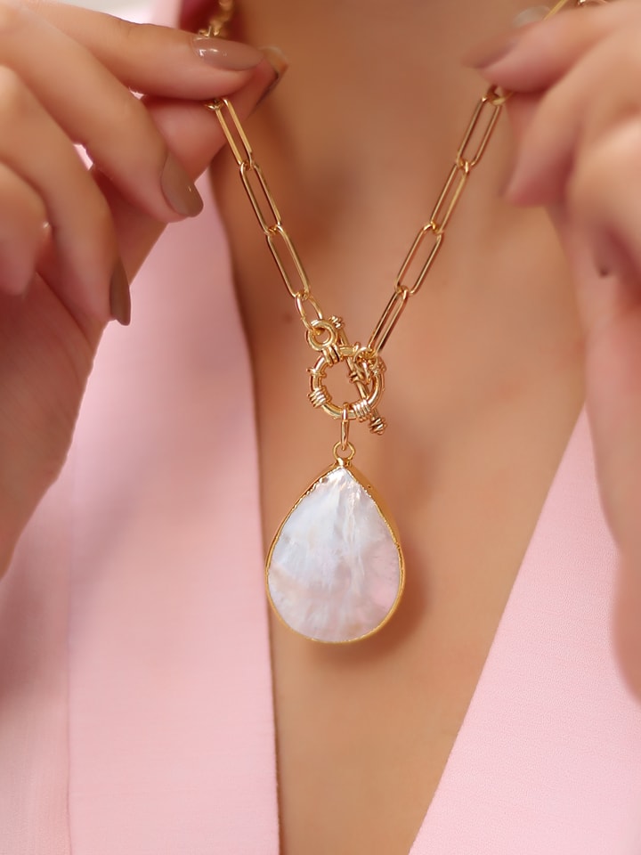 L'Atelier de Gaia Pozłacany naszyjnik z zawieszką - dł. 50 cm rozmiar: onesize