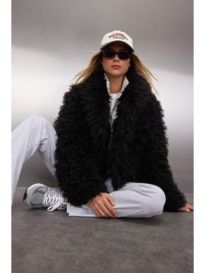 trendyol Kurtka pluszowa w kolorze czarnym rozmiar: M