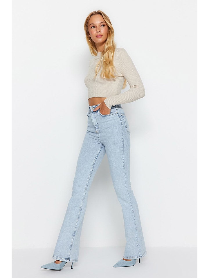 trendyol Dżinsy - Flare fit - w kolorze błękitnym rozmiar: 36