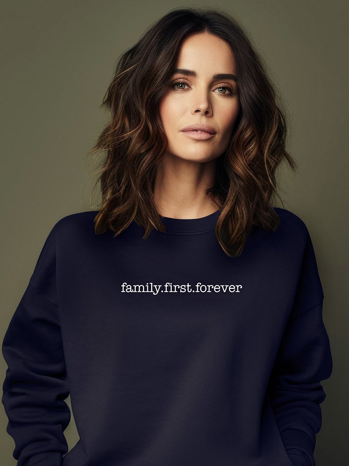 WOOOP Bluza "Family First Forever" w kolorze granatowym rozmiar: M