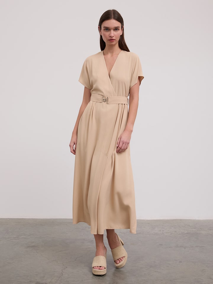 BGN Sukienka w kolorze beżowym rozmiar: 38