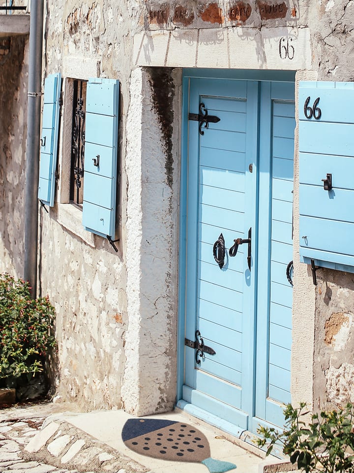 Madre Selva Wycieraczka "Dotted Fish" w kolorze jasnobrązowo-granatowym - 70 x 50 cm rozmiar: onesize