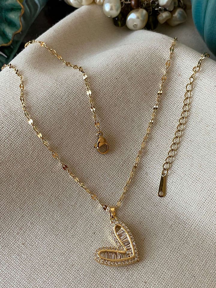 Luseera Pozłacany naszyjnik z zawieszką - dł. 45 cm rozmiar: onesize