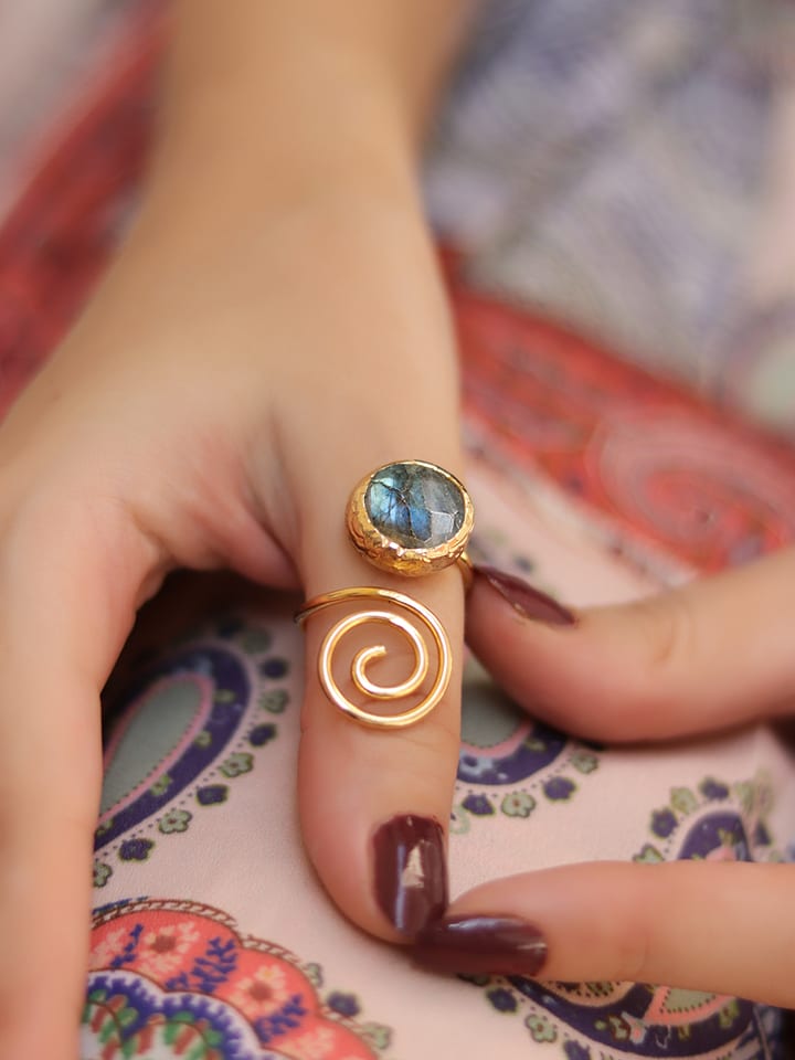 L'Atelier de Gaia Pozłacany pierścionek z labradorytem rozmiar: onesize