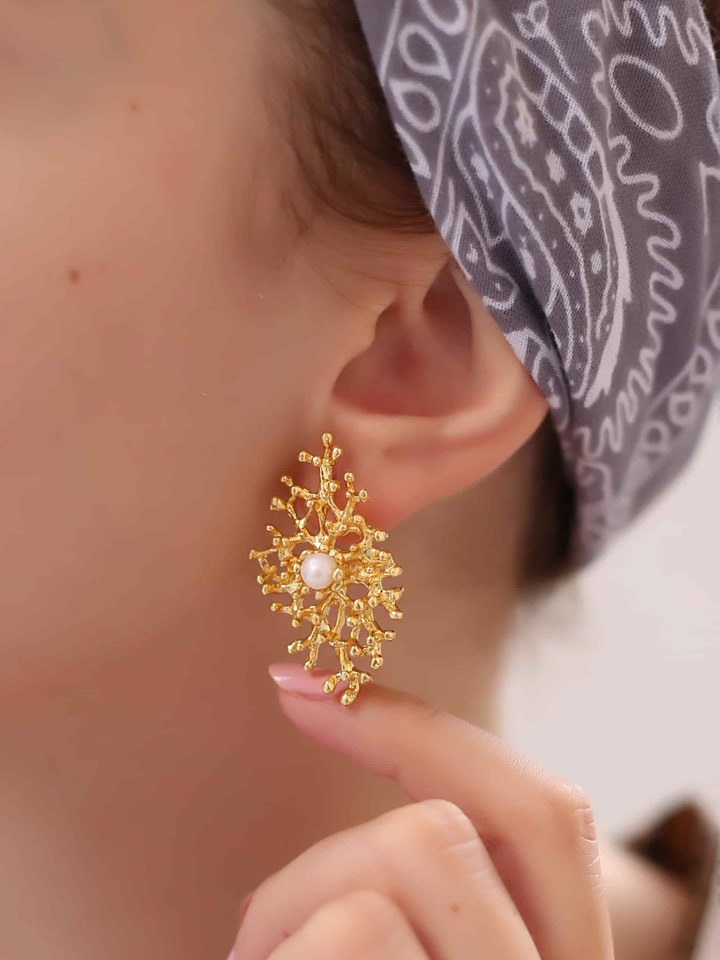 Pierres delicates Pozłacane kolczyki-wkrętki z perłami syntetycznymi rozmiar: onesize