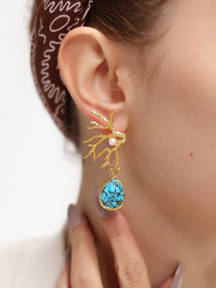 L'Atelier de Gaia Pozłacane kolczyki-wkrętki z turkusem i perłami rozmiar: onesize