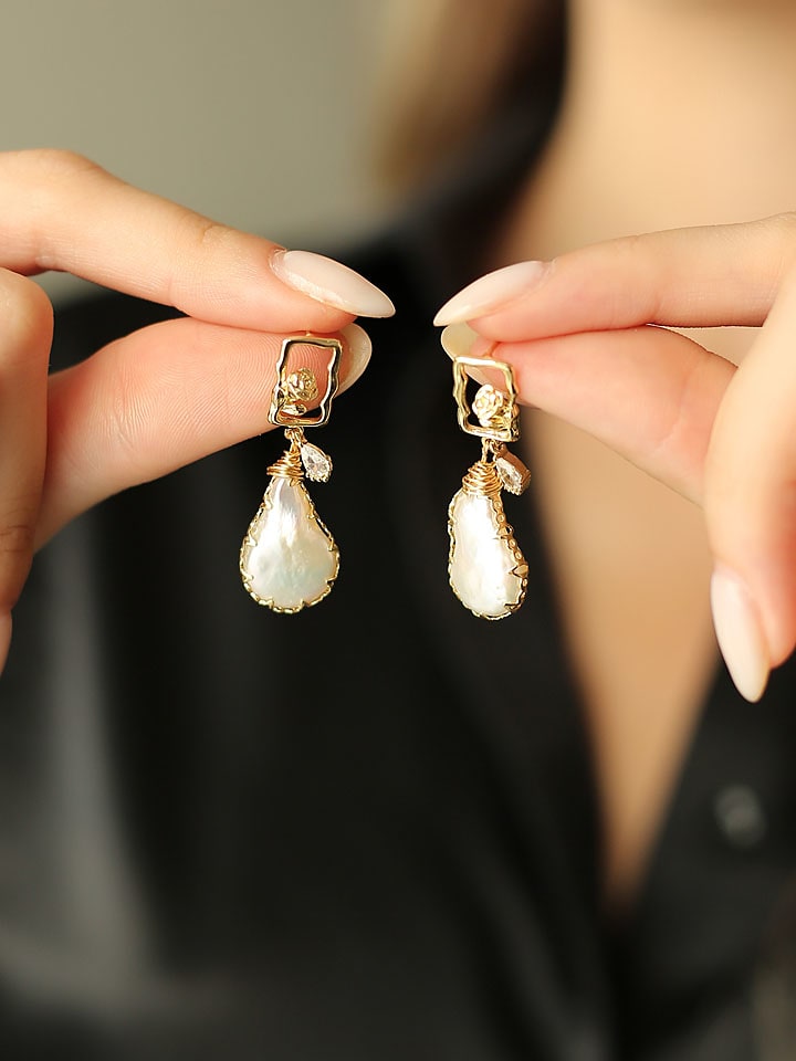 Pierres delicates Pozłacane kolczyki-wkrętki z masą perłową i cyrkoniami rozmiar: onesize