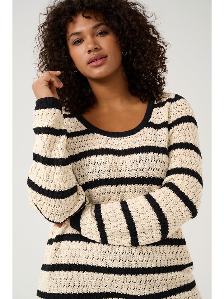 KAFFE curve Sweter "Celina" w kolorze czarno-kremowym rozmiar: S