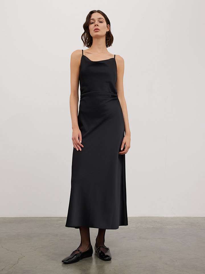 BGN Sukienka w kolorze czarnym rozmiar: 38