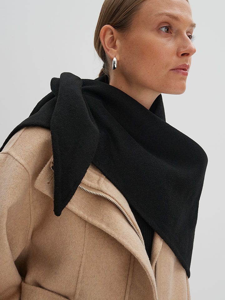 Someday Szal "Blunda" w kolorze czarnym rozmiar: onesize