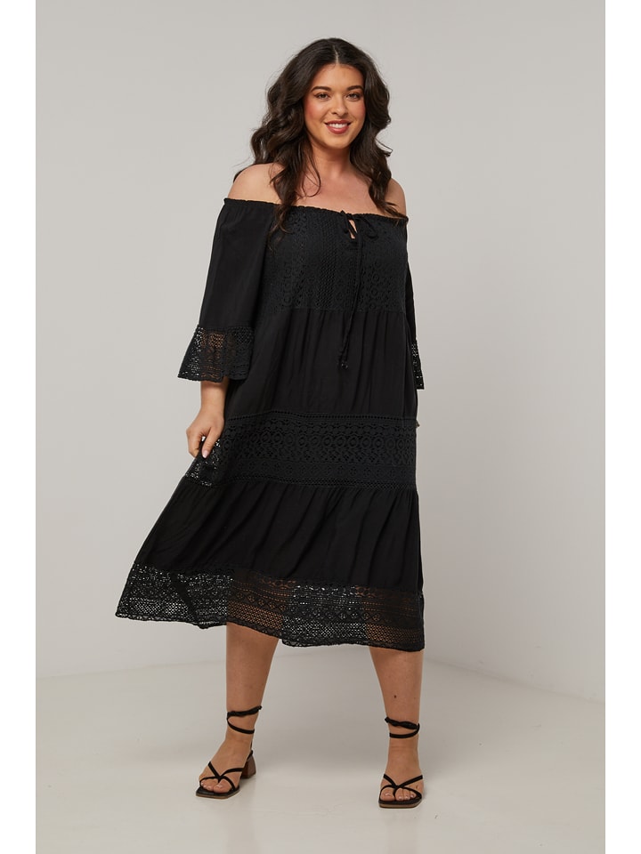 Curvy Lady Sukienka w kolorze czarnym rozmiar: 40/42