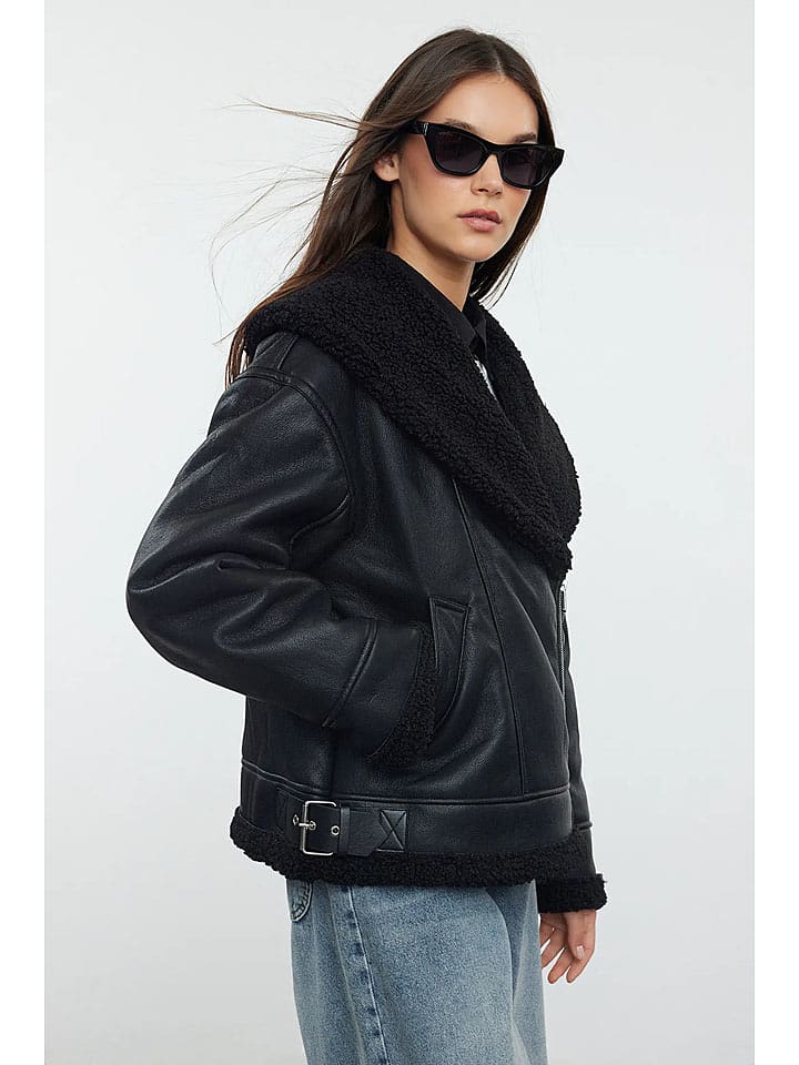 trendyol Kurtka w kolorze czarnym ze skóry syntetycznej rozmiar: M