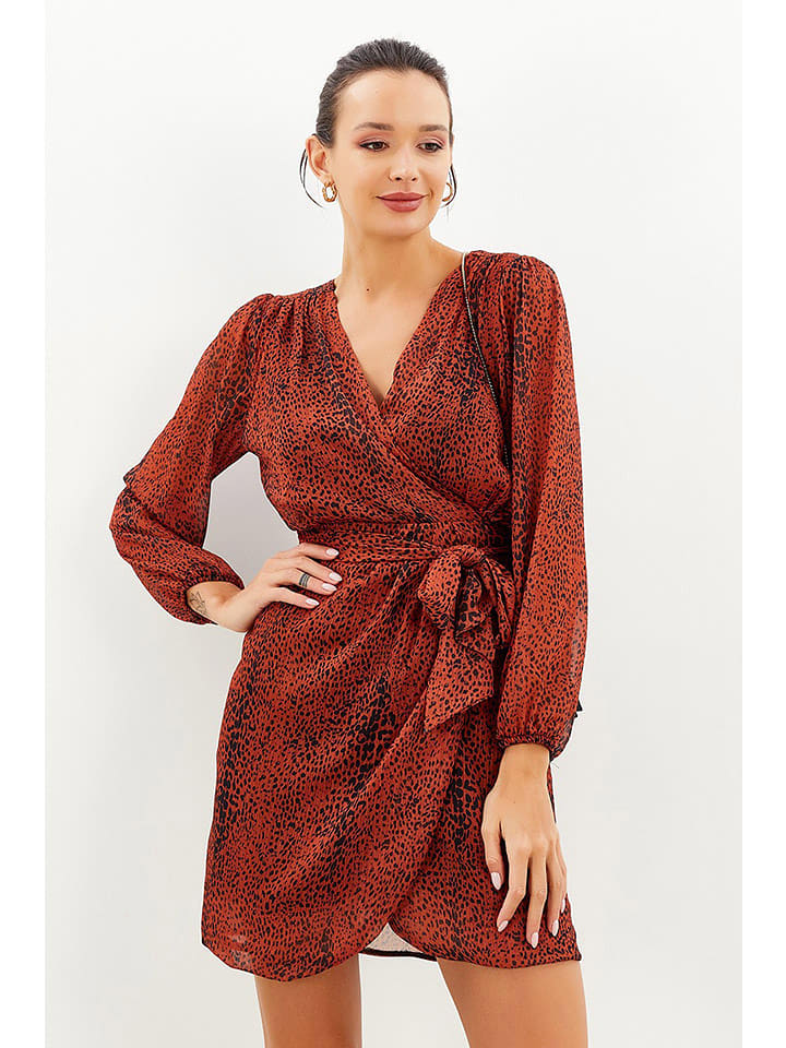 Milan Kiss Sukienka w kolorze ceglanym ze wzorem rozmiar: L