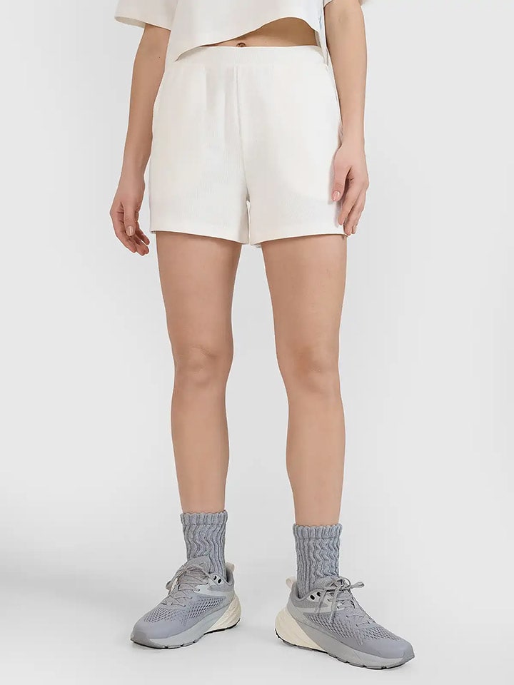 4F Szorty w kolorze kremowym rozmiar: M