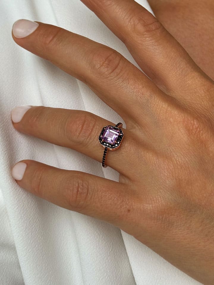 Les Petites Précieuses Pozłacany pierścionek z ametystem i spinelem rozmiar: 54