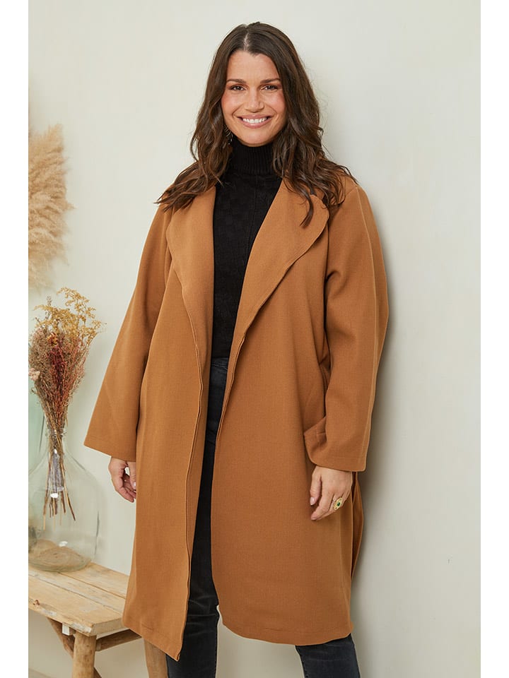 Curvy Lady Płaszcz przejściowy w kolorze karmelowym rozmiar: 48/50