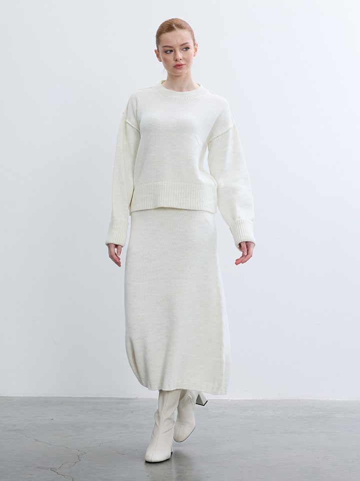 BGN Sweter w kolorze kremowym rozmiar: 40