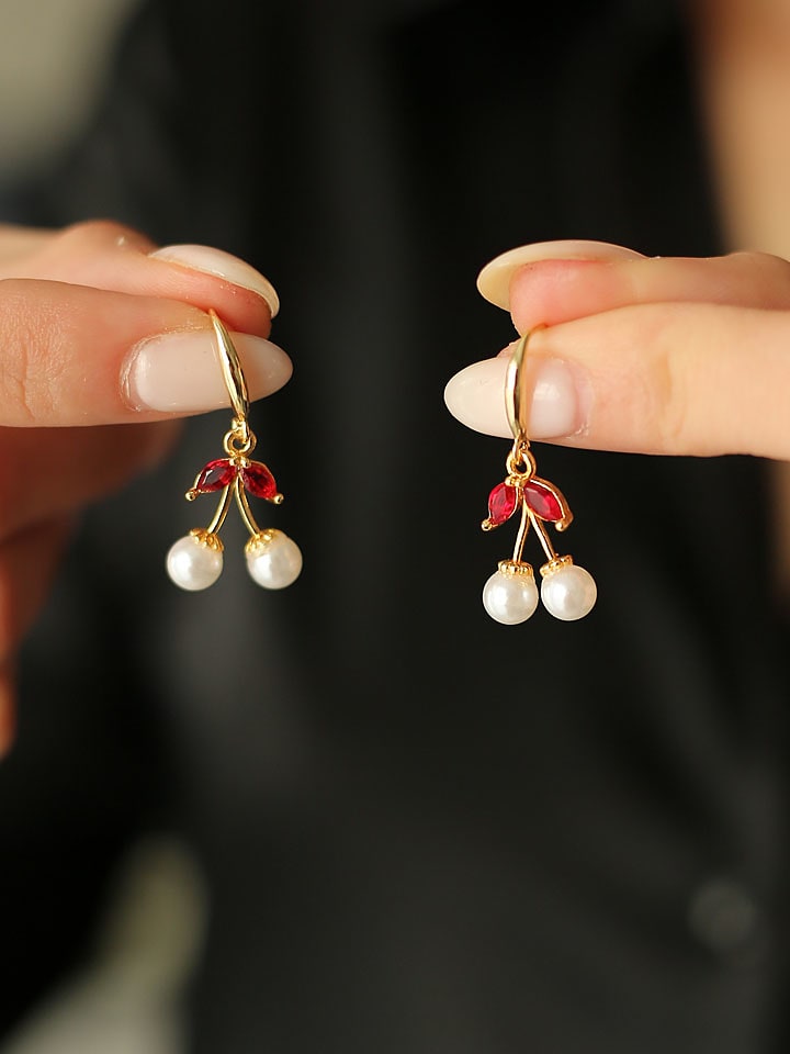 Pierres de Jade Pozłacane kolczyki z perłami i cyrkoniami rozmiar: onesize